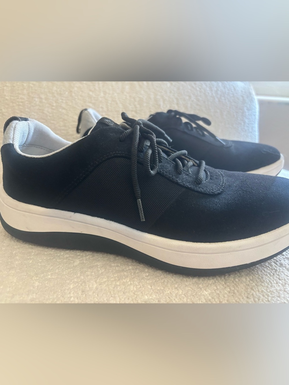 Clarks Women’s Size 9 Black and White Low-Profile Cloudsteppers Sneakers